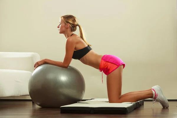 Kobieta robi fitness ćwiczenia z piłką fit — Zdjęcie stockowe