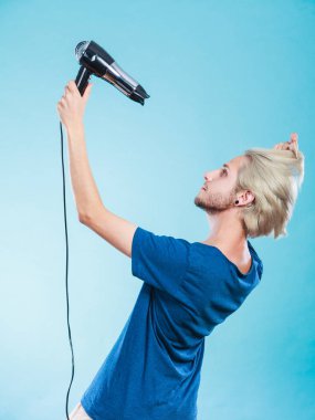 Saç kurutma makinesi ile trendy adam