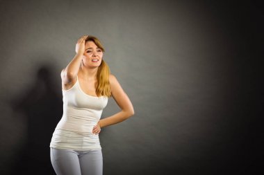 Baş ağrısı migren ağrısı acı kadın.