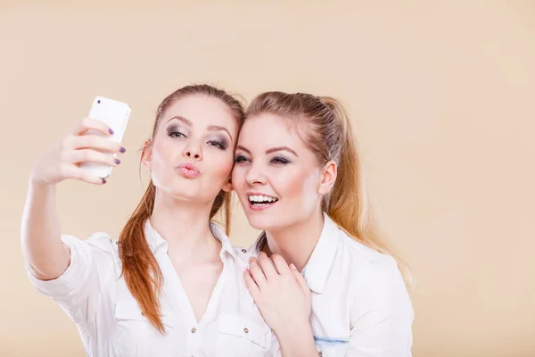 Amigos estudante meninas tomando auto foto com telefone inteligente — Fotografia de Stock