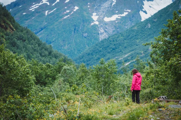 Turist kadının dağlar manzara Norveç'te. — Stok fotoğraf