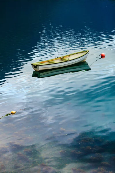 Маленький човен на поверхні води — стокове фото