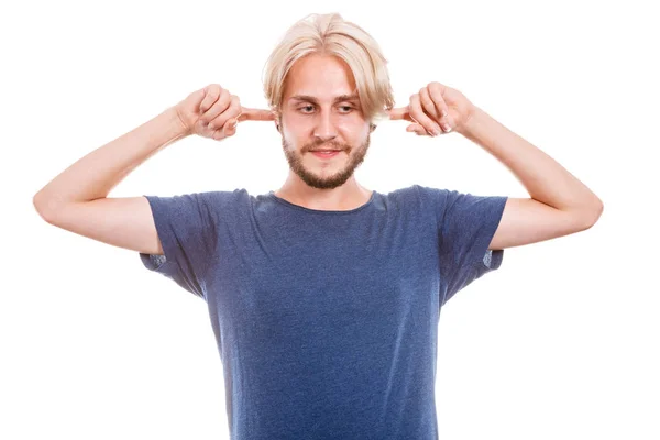 Man kontakten stänga öronen med fingrar — Stockfoto