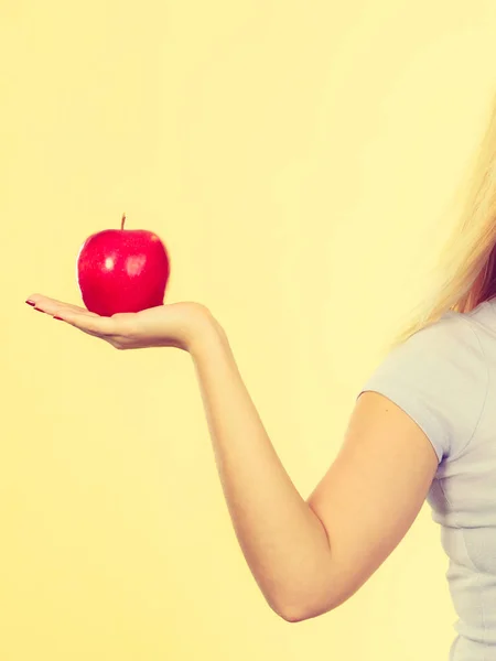 Woman hand holding delicious red apple — Stock Photo, Image