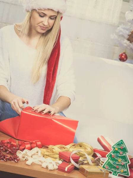 Noel hediyeleri açma Santa şapka kadında