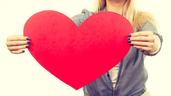 Mujer sosteniendo gran corazón rojo, signo de amor —  Fotos de Stock