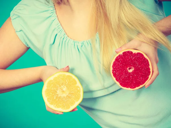Vrouw met rode en groene grapefruit — Stockfoto