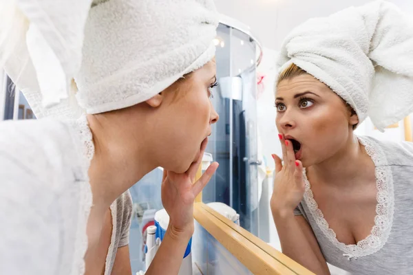 Frau betrachtet ihr Spiegelbild im Spiegel — Stockfoto