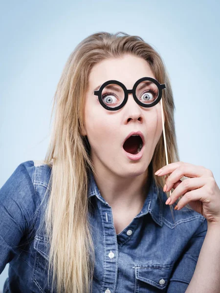 Glückliche Frau mit falscher Brille am Stock — Stockfoto