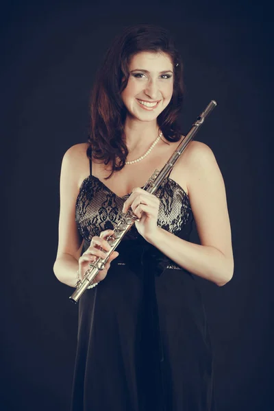 Mulher elegante com instrumento de flauta . — Fotografia de Stock