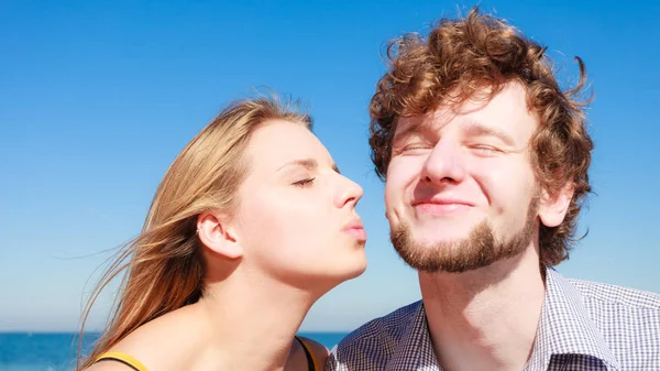 Daten. Paar in liefde kussen — Stockfoto