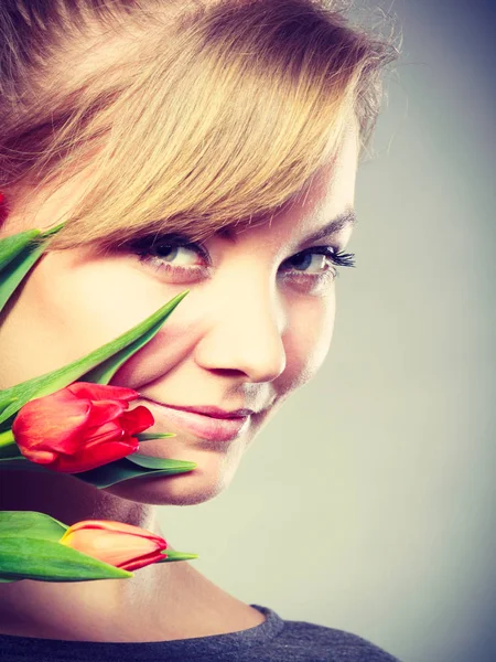 Gelukkig meisje met boquet. — Stockfoto