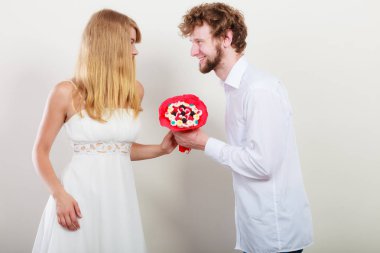 Mutlu çift şeker demet çiçekler ile. Aşk.