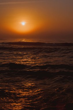 Güzel kırmızı günbatımı deniz yüzeyi üzerinde