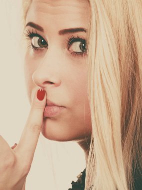 Sessizlik jest yapma çekici sarışın kadın