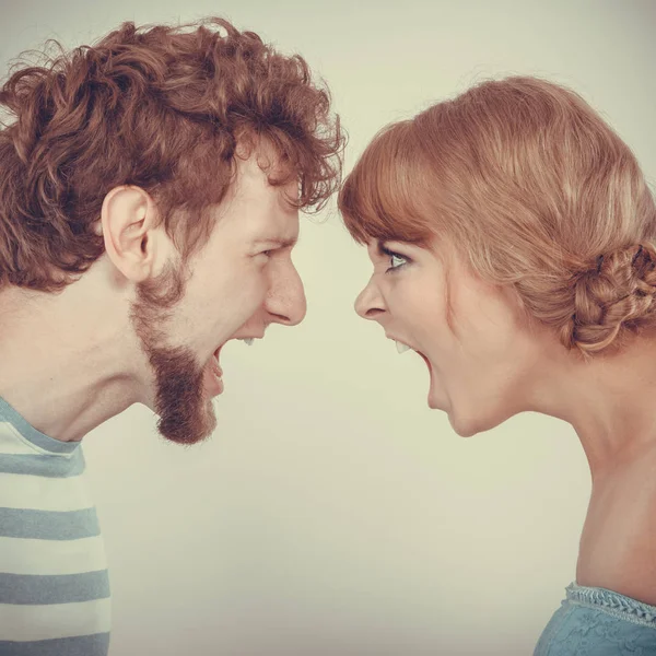 Mujer enojada y hombre gritándose el uno al otro . — Foto de Stock