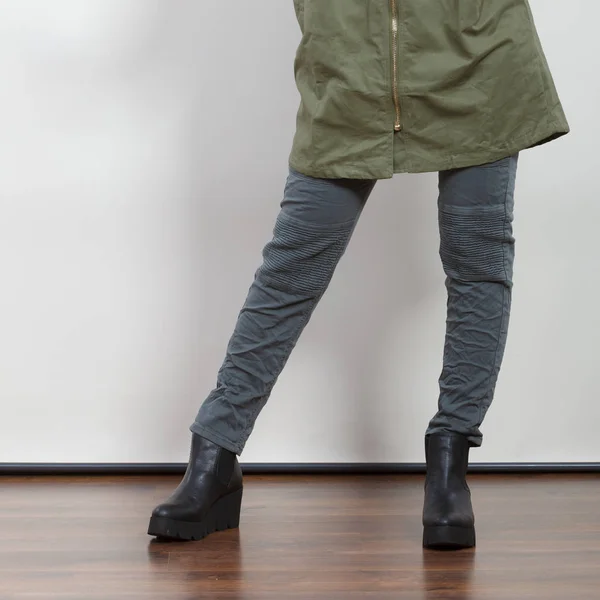 暗い緑色のジャケットのクローズ アップの女性。秋のファッション — ストック写真