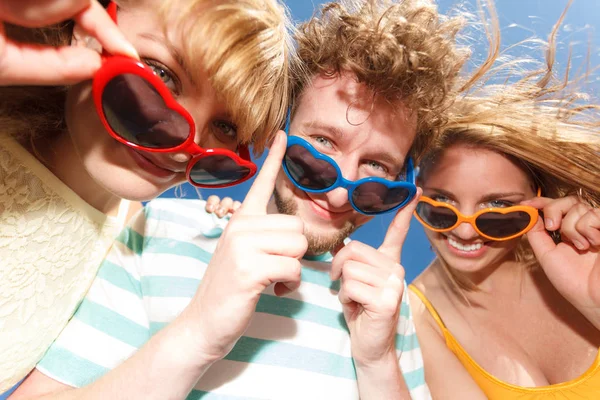 Grup arkadaşları erkek iki kız açık eğleniyor