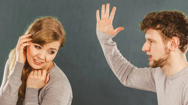 Aggressiver Mann brüllt Frau an. — Stockfoto