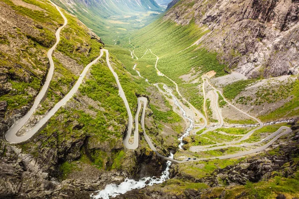 ノルウェーの荒らしパス Trollstigen 山の道 — ストック写真