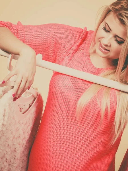 Dolap malzeme çekme kış kıyafeti duran kadın