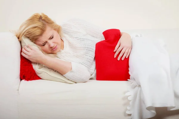 Vrouw gevoel maag krampen liggend op cofa — Stockfoto