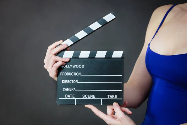 Mulher segurando ardósia filme profissional — Fotografia de Stock