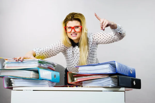 Energizzato donna d'affari felice in ufficio — Foto Stock