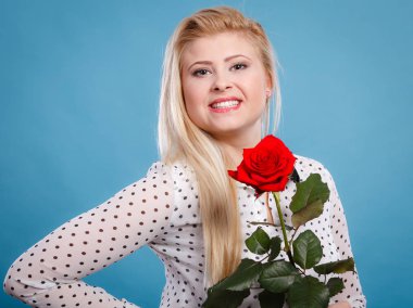 Mavi kırmızı gül çiçek tutan kadın