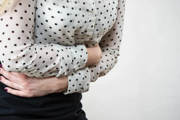 Vrouw gevoel maag krampen houden haar buik — Stockfoto