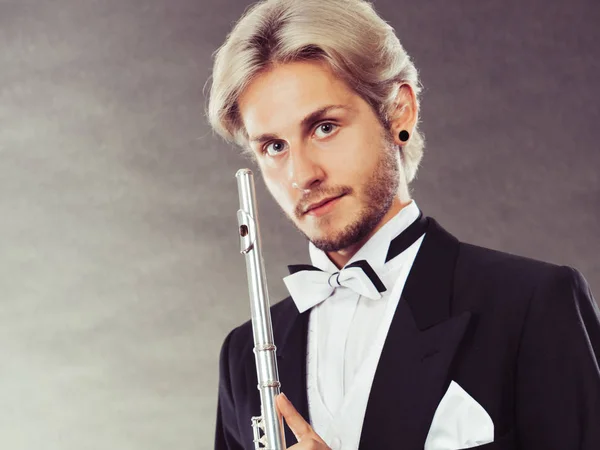 Elegantemente vestido músico segurando flauta — Fotografia de Stock