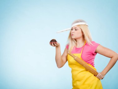 Cupcake, oklava kevgir kafasına takmış tutan kadın