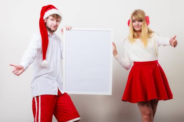 Kaç kadın ve adam ile boş bayrak. Kopya alanı