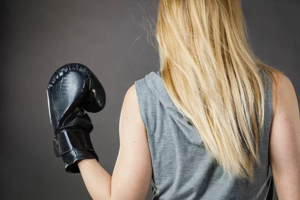 Boxer ragazza esercizio con guanti da boxe . — Foto Stock