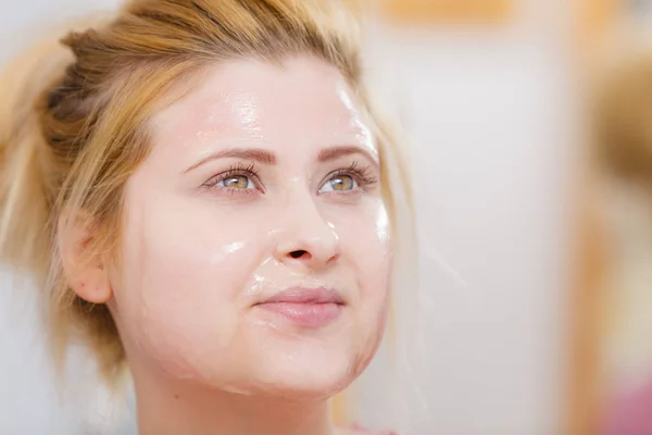 Jonge vrouw met gel masker op het gezicht — Stockfoto