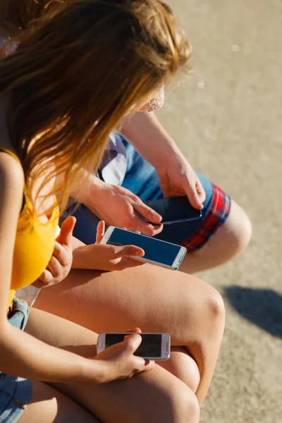 Arkadaşlar adam ve kadın cep telefonunu kullanarak.