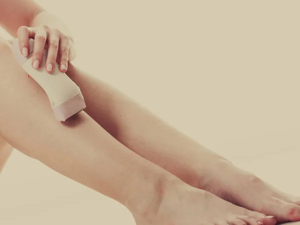 Kvinna rakning hennes ben med rakapparat — Stockfoto