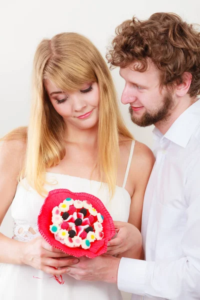 Paar mit Süßigkeiten Strauß Blumen. Liebe. — Stockfoto