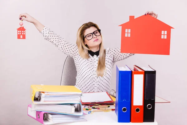 Thining affärskvinna i office håller hus — Stockfoto