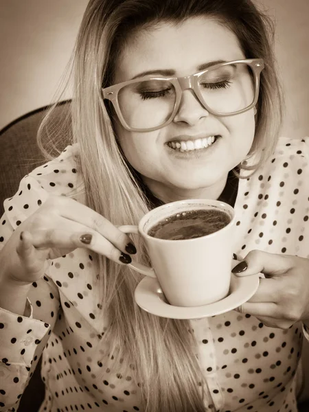 Glückliche Frau im Büro trinkt heißen Kaffee — Stockfoto