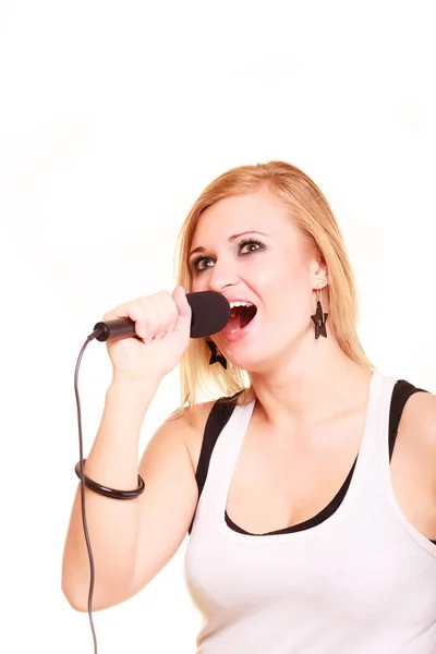 Blond kobieta śpiewa do mikrofonu — Zdjęcie stockowe