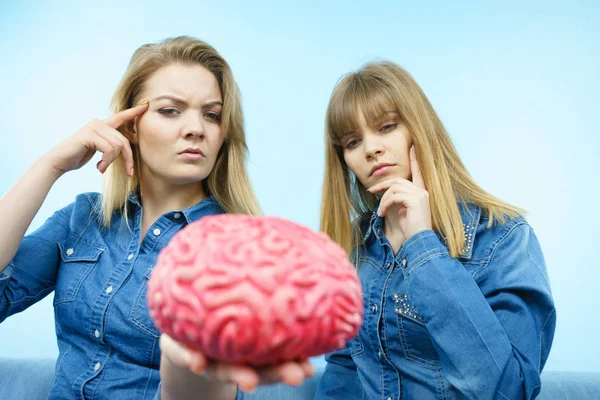 Zwei Freundinnen denken nach — Stockfoto