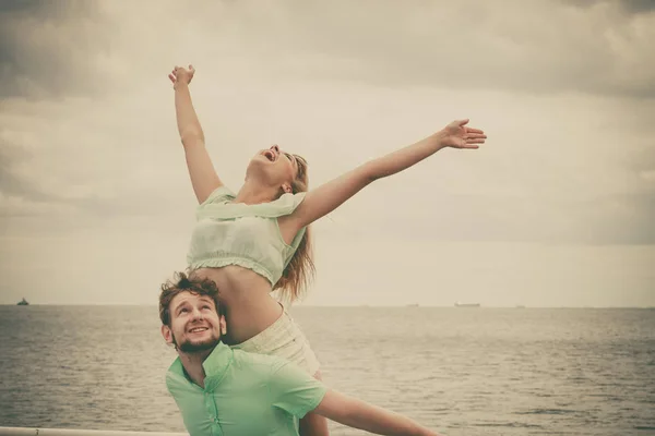 Paar in liefde plezier op zee pier — Stockfoto