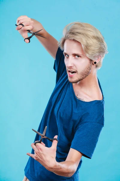 Homme avec ciseaux pour la coupe de cheveux — Photo