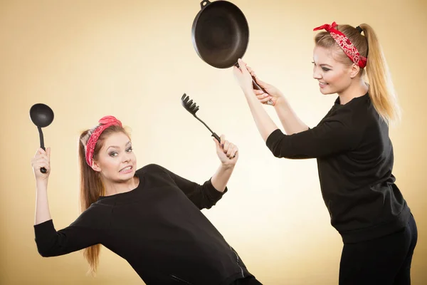 Cocina lucha entre chicas retro . — Foto de Stock