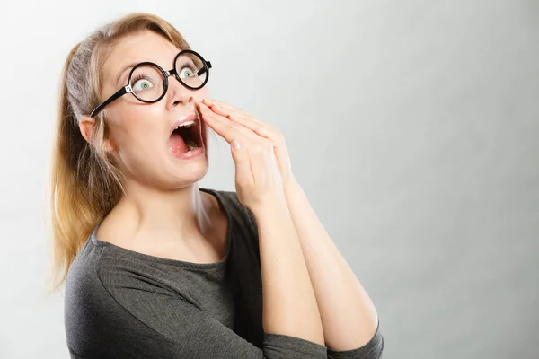 Ängstliches Mädchen mit Brille. — Stockfoto