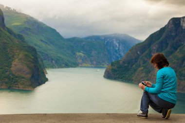 Norveç Fiyordu kadın turist alarak fotoğraf