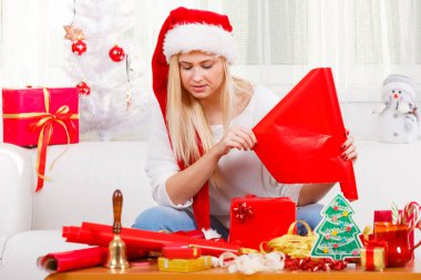 Noel Baba şapkası Noel hediyeleri hazırlama kadın