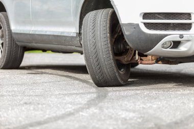 Detaylı closeup bükülmüş araba tekerlek