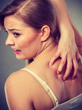 Anti döküntü ile kaşıntılı onu geri tırmalamak kadın